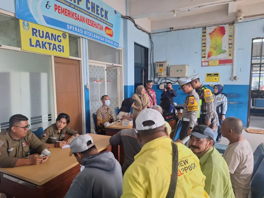 Kasat Lantas Polres Batu AKP Kevin Ibrahim, S.Tr.K., S.I.K. selaku Kasatgas Gakkum Ops Keselamatan Semeru 2026 pimpin pelaksanaan ramp check di Terminal Batu Jalan Dewi Sartika, Kelurahan Temas, Kecamatan Batu, Kota Batu, Selasa (03022026).