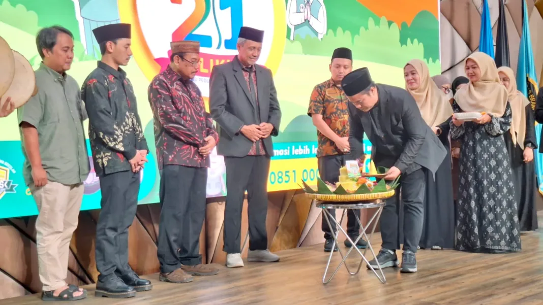 Kepala SD Anak Saleh, Andreas Setiyono, S.Pd., Gr., M.Kom memotong nasi tumpeng sebagai tanda syukur atas pencapaian SD Anak Saleh yang telah berusia 21 tahun disaksikan Ketua Yayasan Pendidikan Anak Saleh Kepala SD Anak Saleh, Andreas Setiyono, S.Pd., Gr., M.Kom memotong nasi tumpeng sebagai tanda syukur atas pencapaian SD Anak Saleh yang telah berusia 21 tahun disaksikan Ketua Yayasan Pendidikan Anak Saleh, Prof. Dr. Imron Arifin, M.Pd