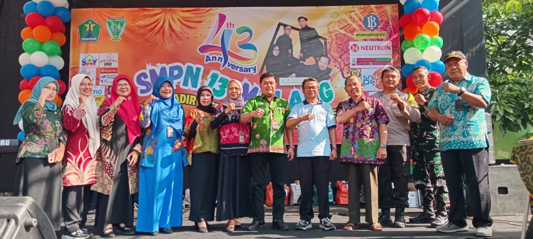 Kepala SMPN 13 Malang, Sadimin, M.Pd, dan Kepala Dinas Pendidikan Kota Malang, Suwarjana, SE, MM, bersama tamu undangan rayakan HUT ke-43 SMPN 13 Malang