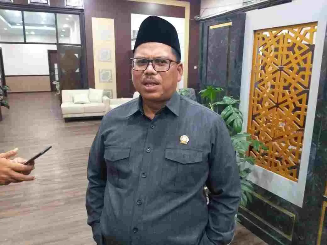 Ketua DPRD Kabupaten Pasuruan, Samsul Hidayat, berikan keterangan setelah mediasi