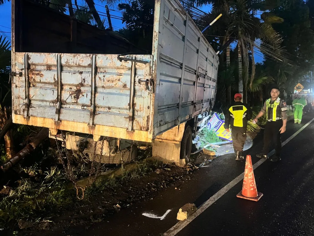 Laka diduga truk rem blong melibatkan lima kendaraan terjadi di Jalan Raya Pattimura, Kelurahan Temas, Kecamatan Batu, Kota Batu