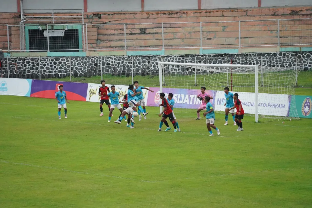 Laskar Elang Putih Persikoba Kota Batu dalam laga melawan PS Mojokerto Putra yang berlangsung di Stadion R. Soedarsono, Kabupaten Pasuruan
