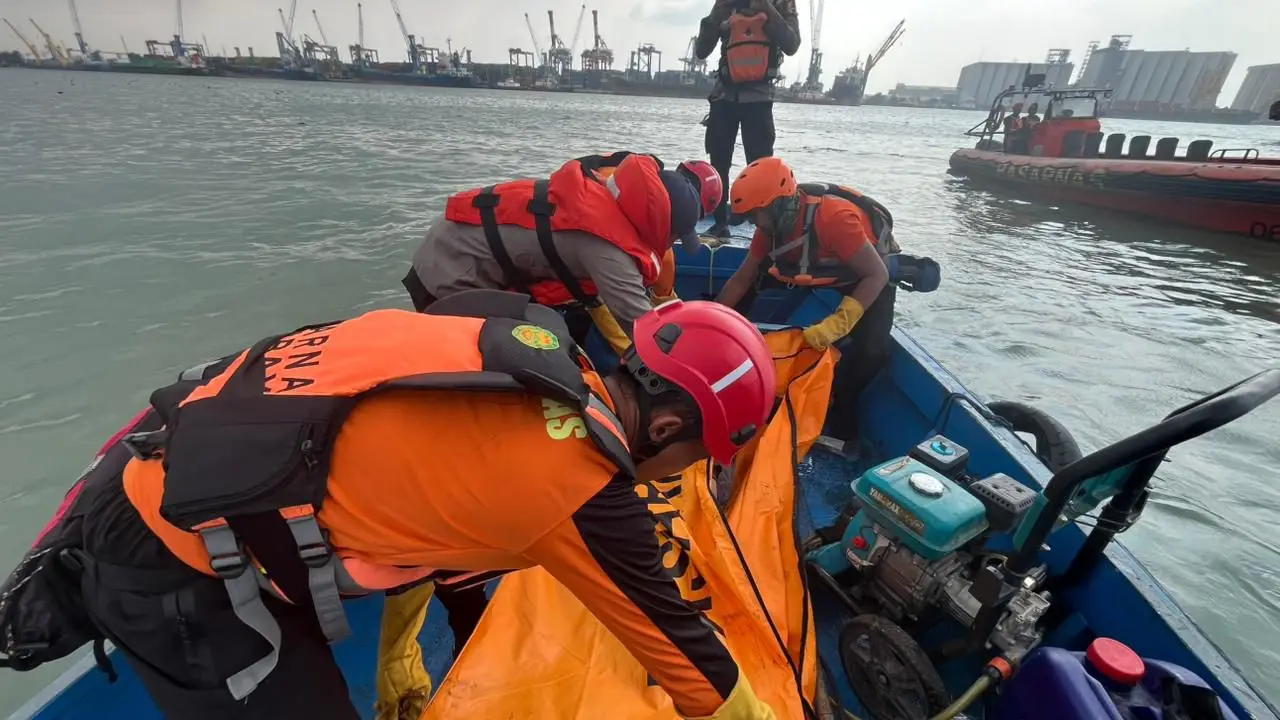 Tim SAR Gabungan Berhasil Temukan Korban Tenggelam di Perairan Dermaga Jamrud Selatan Korban Tenggelam
