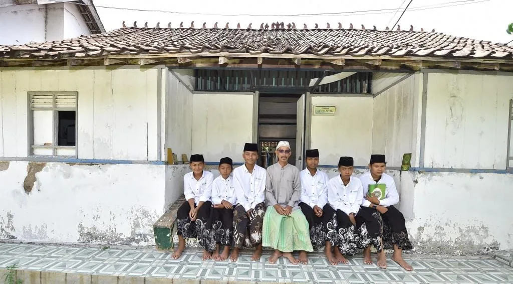 Pengasuh Ponpes Canga’an, KH Achmad Ridlo’i Cholili bersama para santri