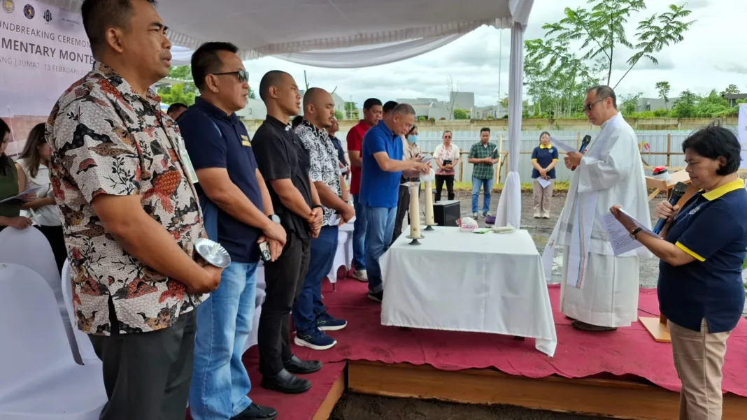 Pimpinan Kongregasi Provinsial CDD, RP. Laurentius Fol Piluit, CDD memimpin ibadat dan pemberkatan dalam rangka peletakan batu pertama SD SJM-ES