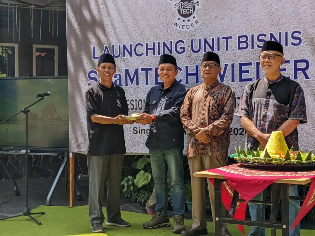 RESMI Ketua Yayasan Pendidikan Almaarif Singosari, KH. Anas Noor, S.H., M.H, Kepala SMK Plus Almaarif Singosari, Toni Kuswinarto, S.T, dan Ketua Unit Bisnis Skamtech Wieder, Indra Setiawan, S.T potong tumpeng