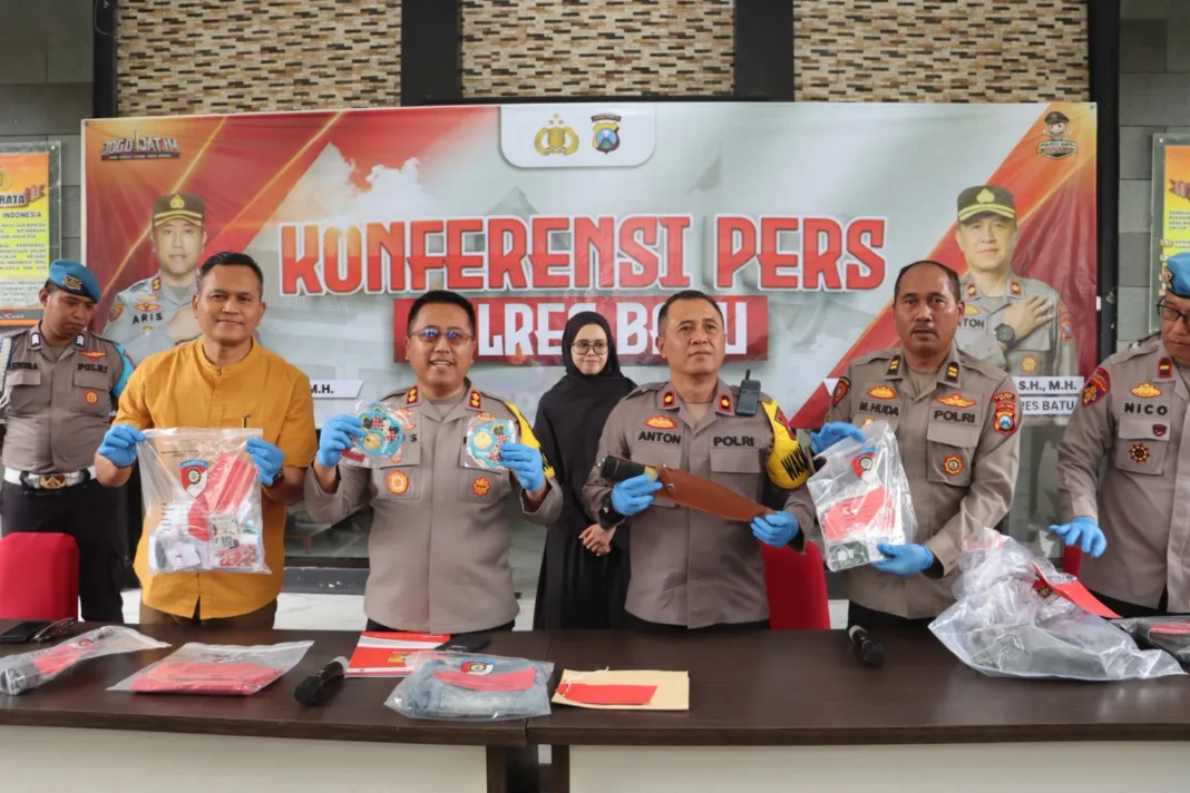 Polres Batu rilis pelaku gondol emas di Mapolres siang tadi.