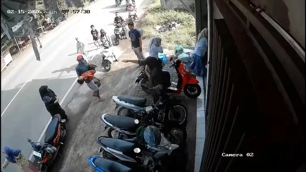 Rekaman CCTV memperlihatkan korban ditolong warga setempat setelah terjadi kecelakaan