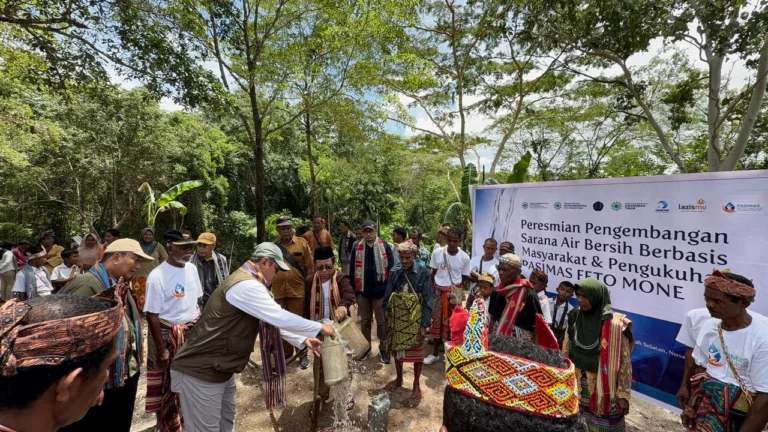 Sinergi UMM dan Danone Alirkan Harapan: Air Bersih Kini Menyapa Desa Tliu NTT