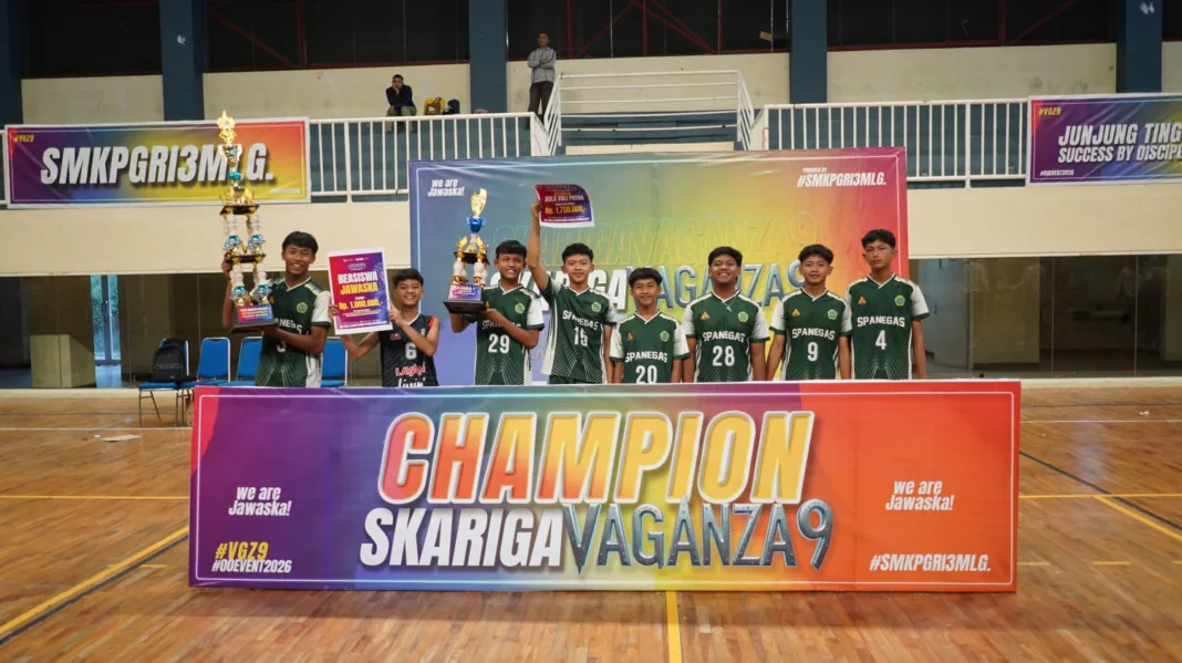 SMK PGRI 3 Malang juga memberikan penghargaan kepada juara lomba voli putra