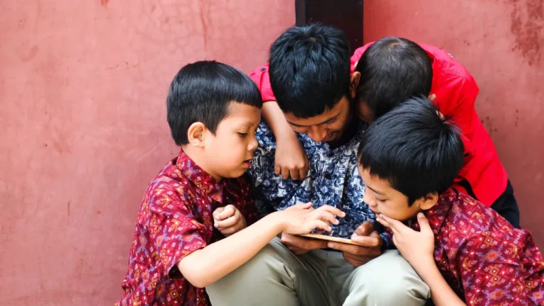 Screen Time Anak dan Tantangan Konsentrasi di Era Serba Layar