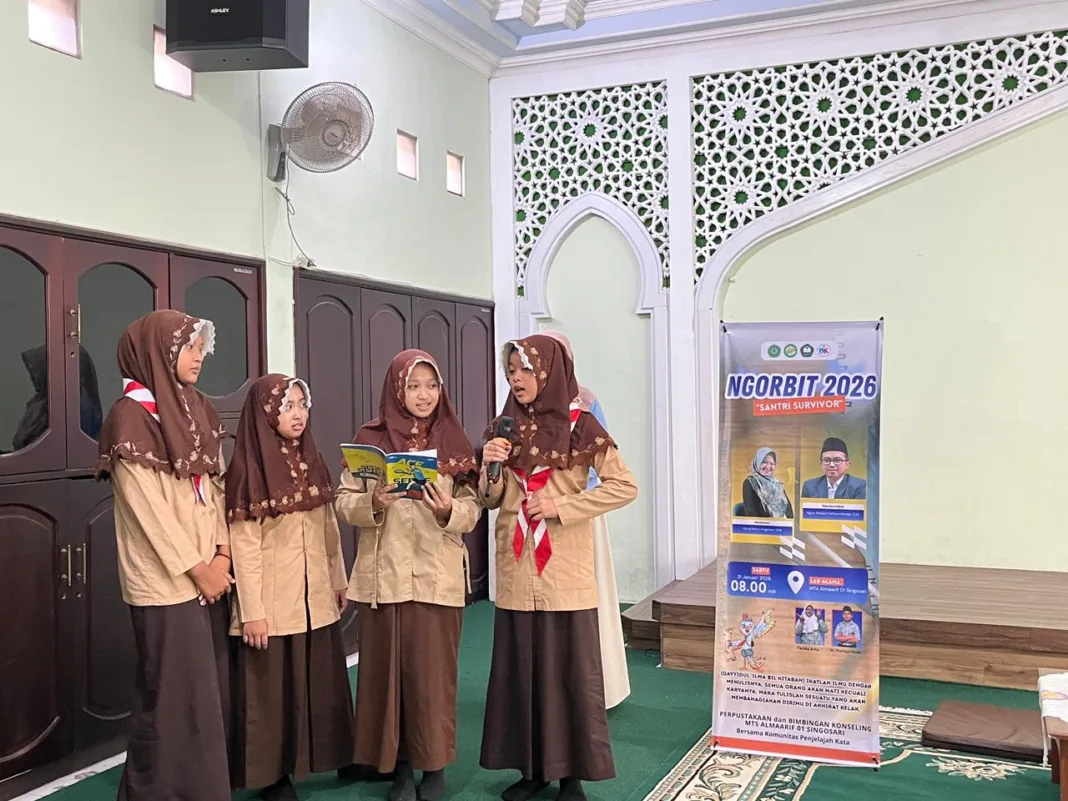 Siswa MTs Almaarif 01 Singosari mempresentasikan hasil tulisannya di hadapan pemateri Ahsani Fathurrohman, S.M., (Gus Sani)