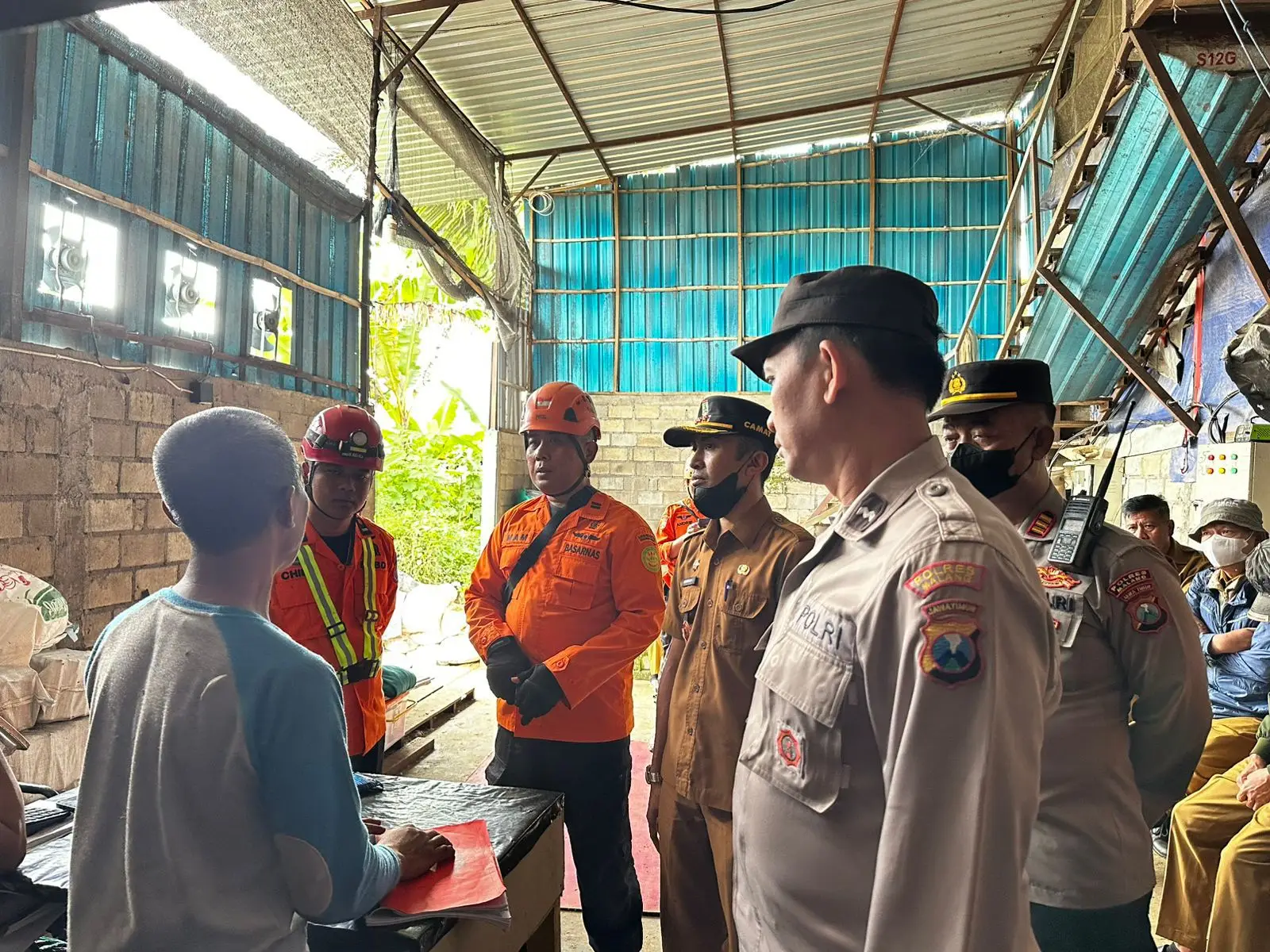 Tim SAR Evakuasi Warga Tertimbun Kandang Ayam Roboh di Malang