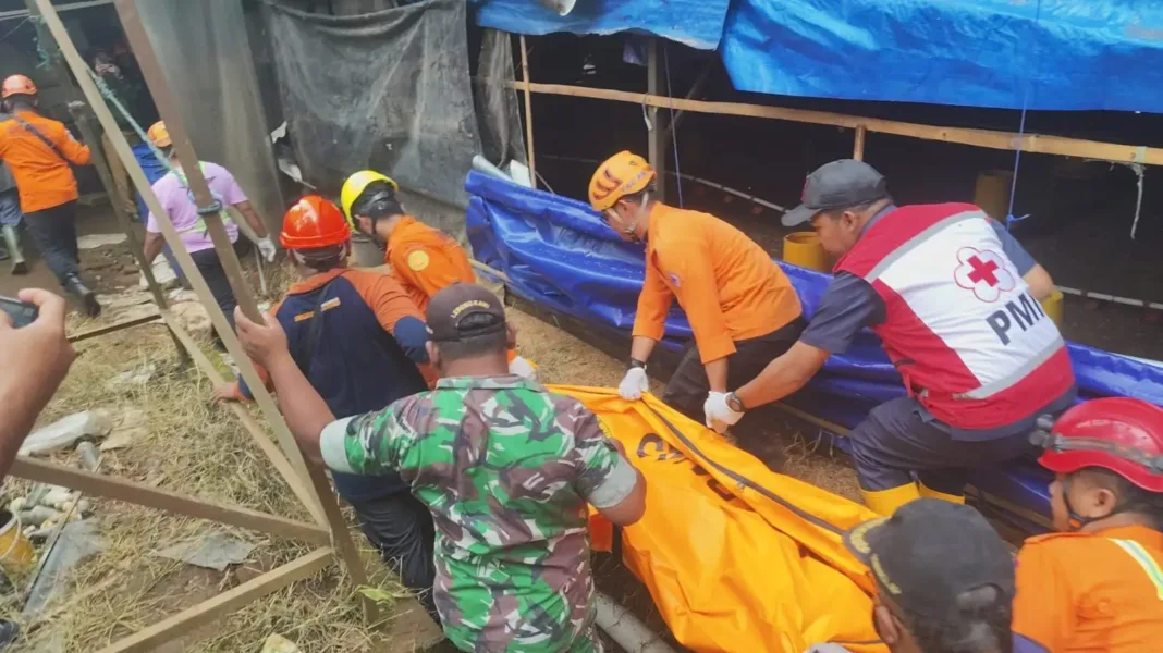 Tim SAR gabungan berhasil mengevakuasi Riyan Hananni (24) warga desa Tamanayu, Pronojiwo, Lumajang, yang tertimpa material kandang ayam yang roboh di kecamatan Wonosari, kabupaten Malang, pada Selasa (24220