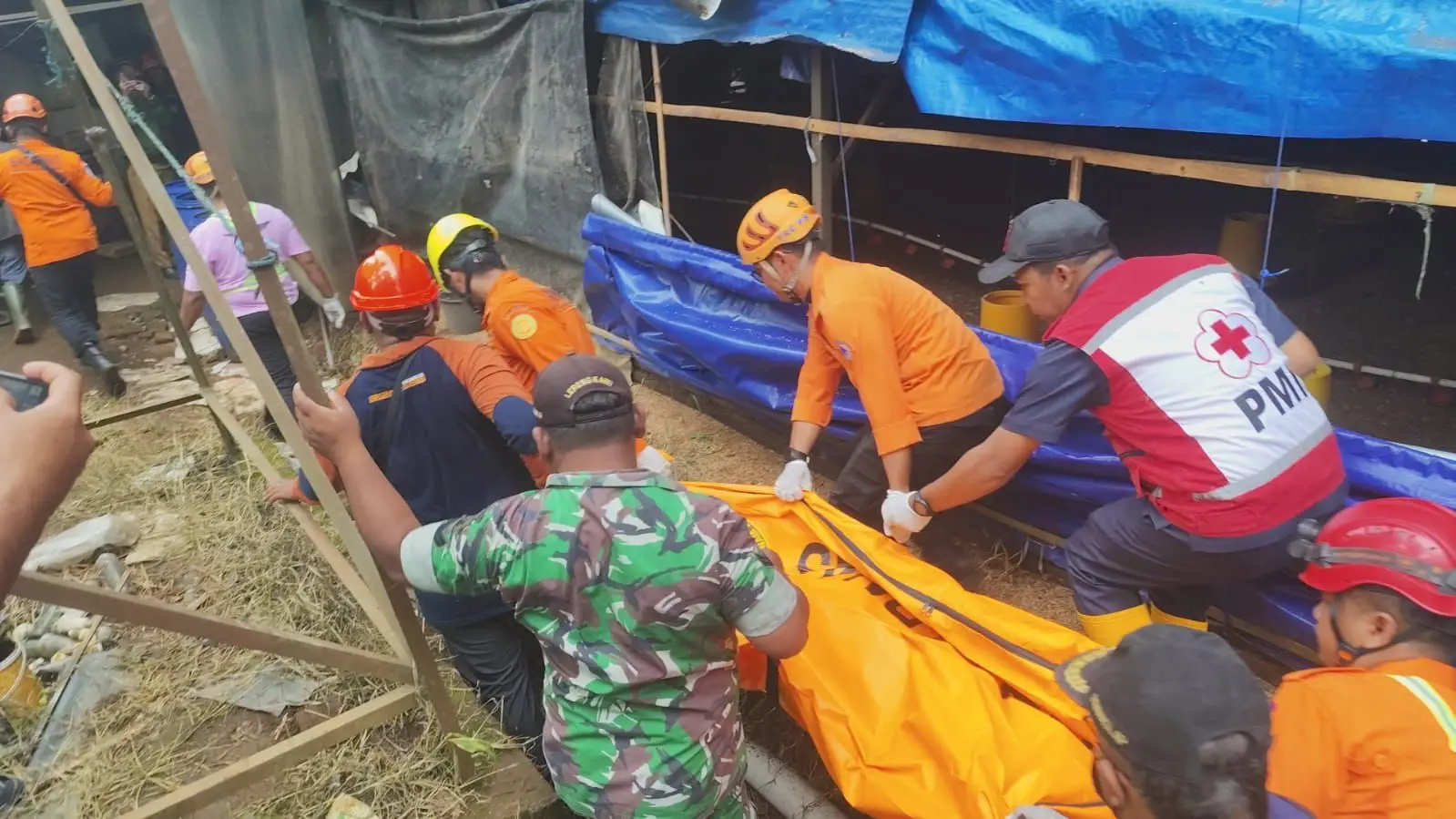 Tim SAR Evakuasi Warga Tertimbun Kandang Ayam Roboh di Malang