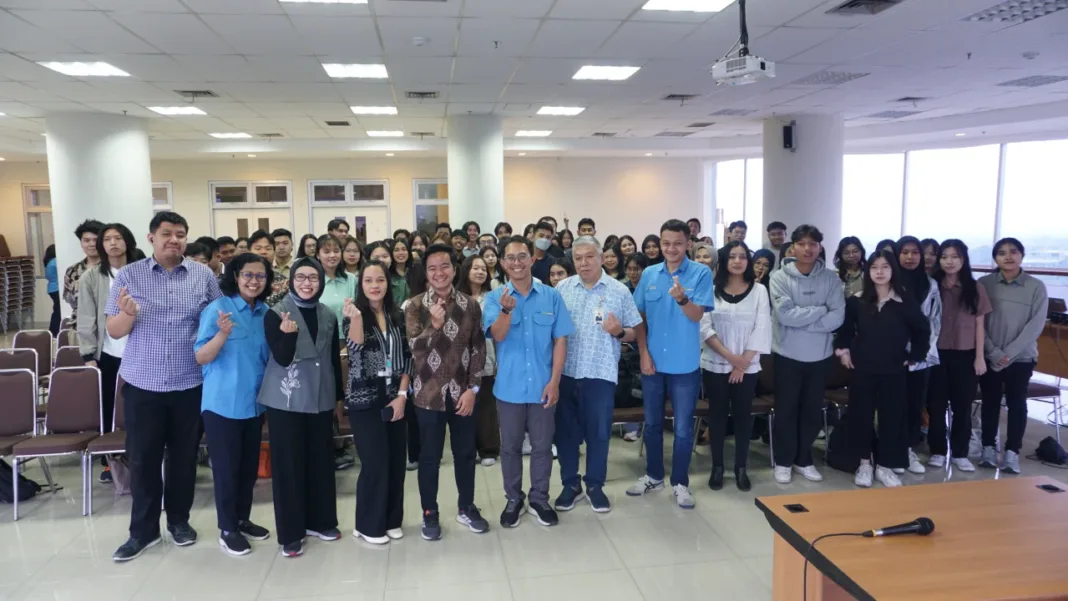 Wakil Rektor III Bidang Kemahasiswaan dan Kerjasama Universitas Ma Chung, Wawan Eko Yulianto, Ph.D foto besama narasumber dan mahasiswa peserta Bootcamp Waktunya STARt Academy