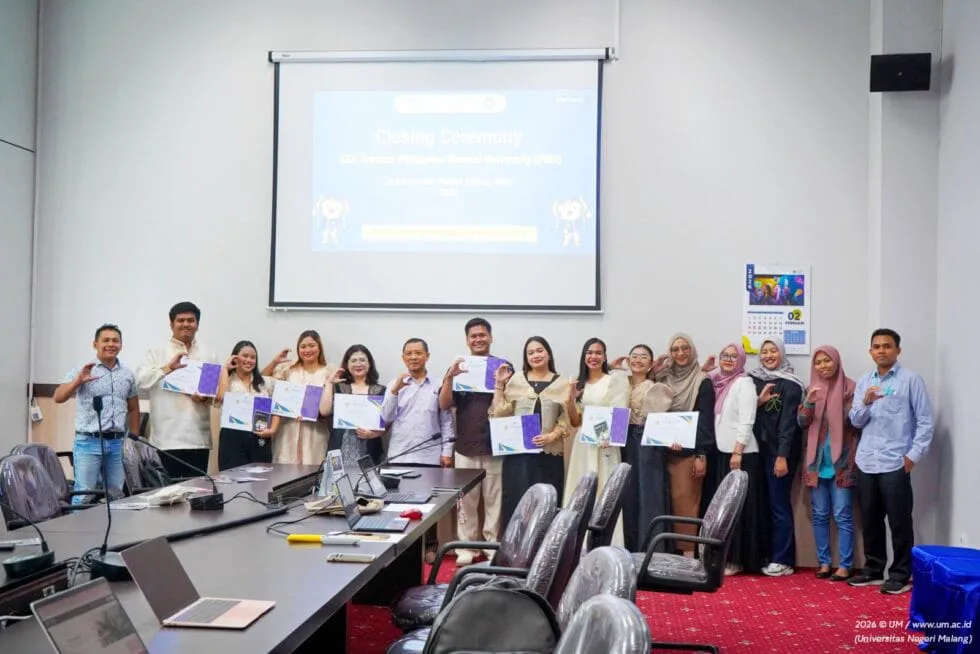 Wakil Rektor IV UM, Prof. Dr. Ahmad Munjin Nasih, S.Pd., M.Ag bangga melepas delegasi mahasiswa SEA Teacher Batch 11 dari PNU Wakil Rektor IV UM, Prof. Dr. Ahmad Munjin Nasih, S.Pd., M.Ag bangga melepas delegasi mahasiswa SEA Teacher Batch 11 dari PNU
