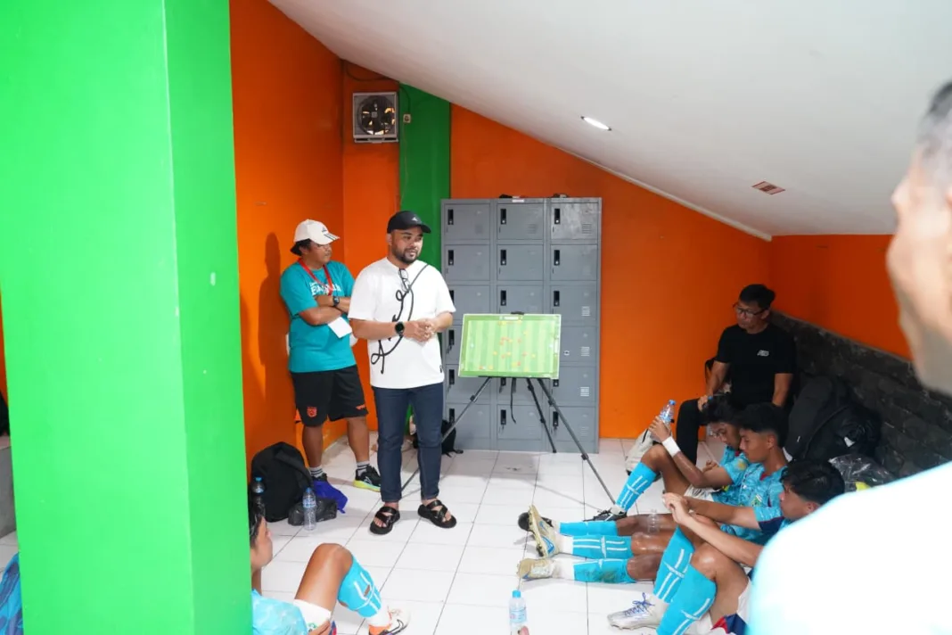 Wakil Wali Kota Batu, Heli Suyanto, memberikan dukungan langsung kepada Laskar Elang Putih Persikoba Kota Batu dalam laga melawan PS Mojokerto Putra yang berlangsung di Stadion R. Soedarsono