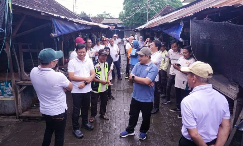 Wakil Wali Kota Pasuruan, M. Nawawi, saat ikut bersih-bersih di pasar Gadingrejo, Kota Pasuruan