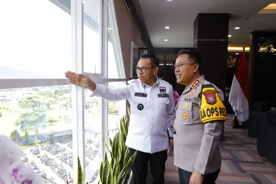 Wali Kota Batu, Nurochman, bersama dengan Wakil Wali Kota Batu, Heli Suyanto, menyambut kunjungan silaturahim Kapolres Batu yang baru, AKBP Dr. Aris Purwanto, S.H., S.I.K., M.H., di Balai Kota AmonPemkot Ba