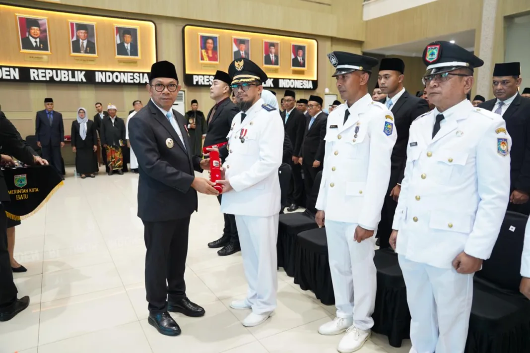 Wali Kota Batu, Nurochman, melantik dan mengambil sumpah janji jabatan sebanyak 137 pejabat di lingkungan Pemerintah Kota Batu, di Graha Pancasila Balai Kota Batu