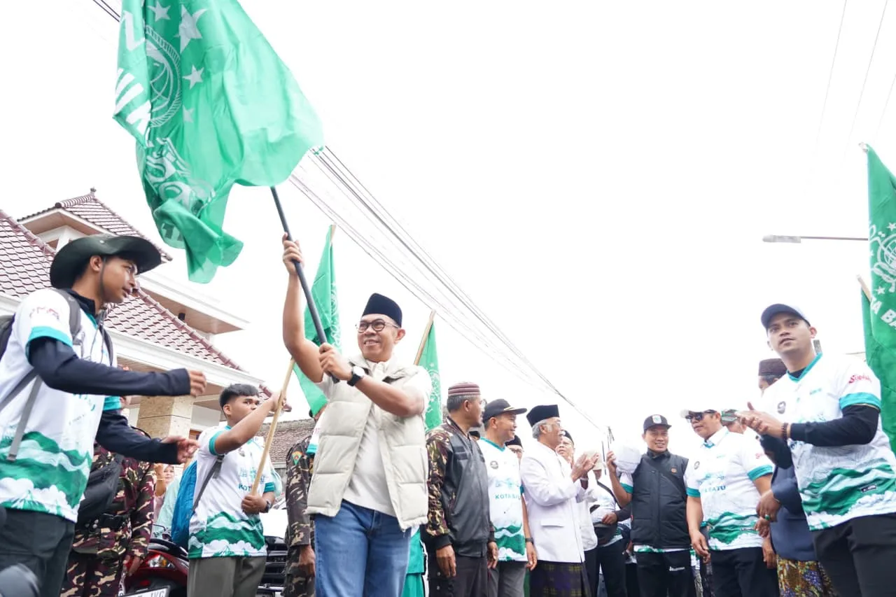 Wali Kota Nurochman Ikut Berangkatkan dan Kibarkan Bendera NU Raksasa di Gunung Panderman
