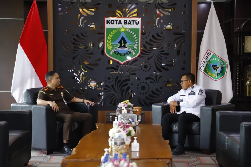Wali Kota Batu, Nurochman, menerima silaturahim Kepala Kejaksaan Negeri Batu yang baru, Arya Wicaksana, S.H., M.H., di ruang kerja Balai Kota Among Tani Batu, Rabu (422026).
