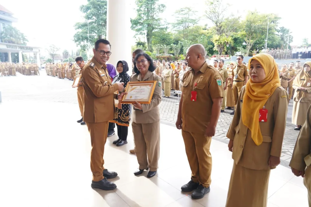 Wali Kota Batu, Nurochman, menyerahkan piagam penghargaan kepada Pegawai Negeri Sipil (PNS) yang mencapai Batas Usia Pensiun (BUP)