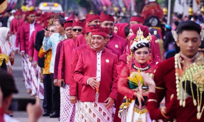 Kirab Hari Jadi ke-340 Kota Pasuruan Meriah, Kirun-Kadir Hibur Ribuan Warga