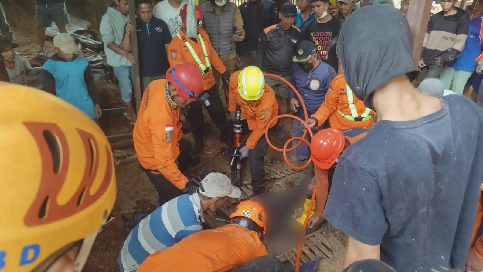 Tim SAR Evakuasi Warga Tertimbun Kandang Ayam Roboh di Malang