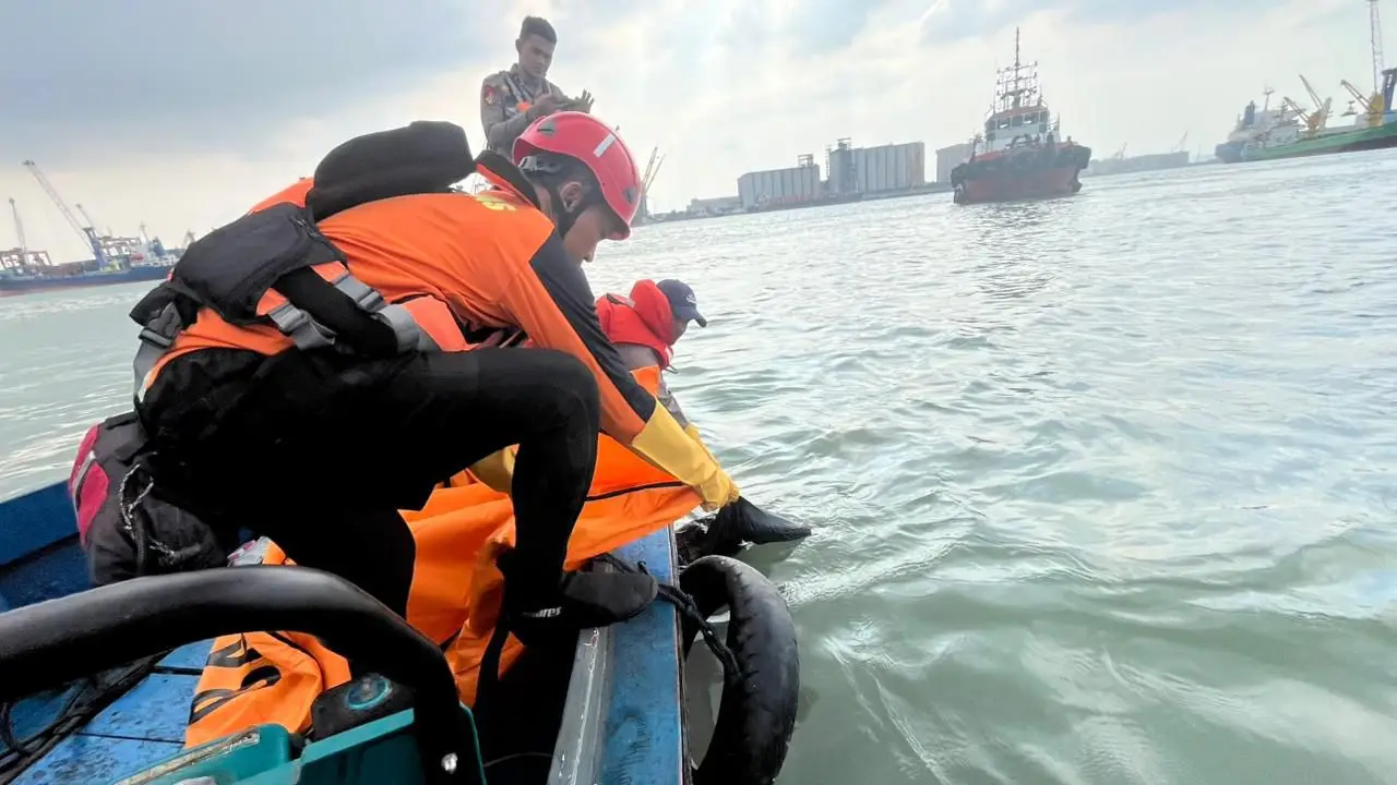 Tim SAR Gabungan Berhasil Temukan Korban Tenggelam di Perairan Dermaga Jamrud Selatan Korban Tenggelam
