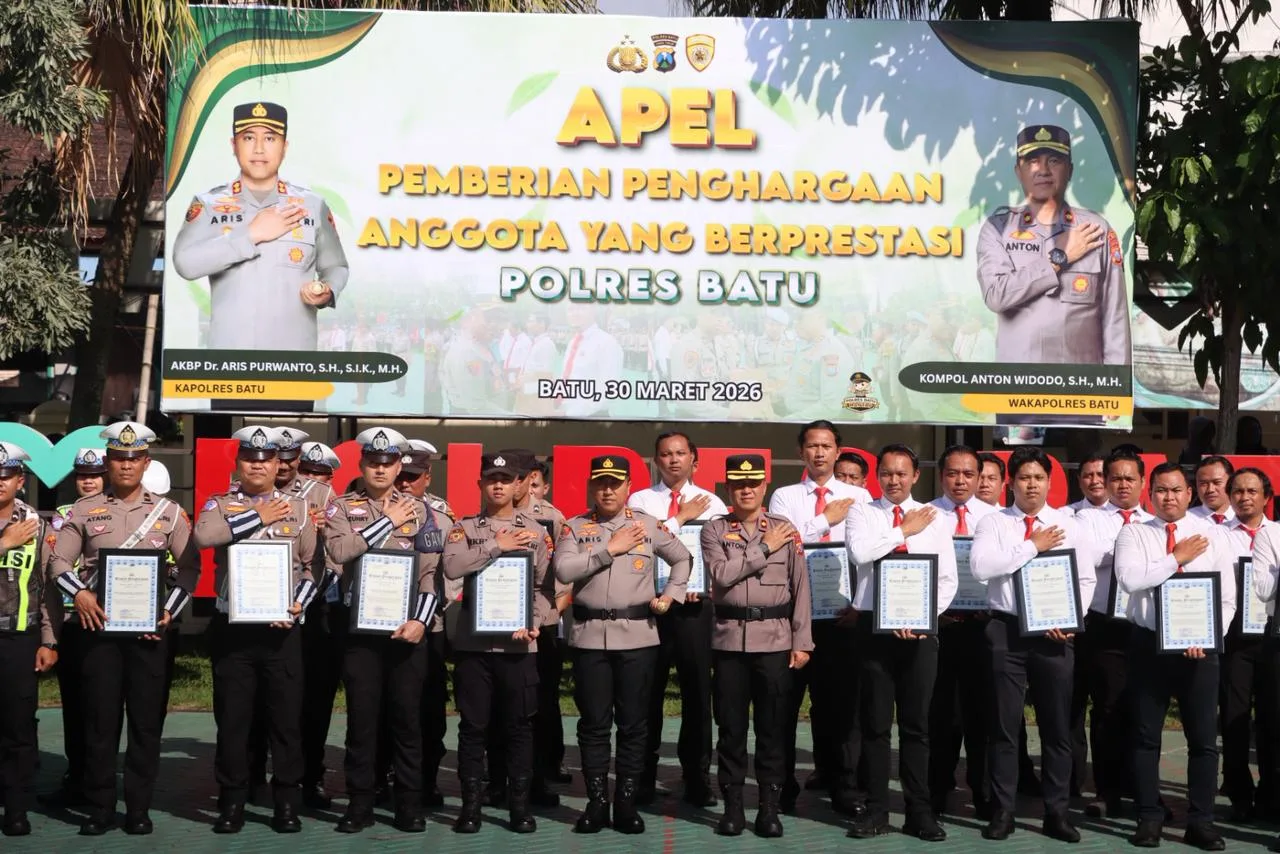 Wujud Apresiasi dan Motivasi Kinerja; Kapolres Batu Berikan Penghargaan Personel Berprestasi