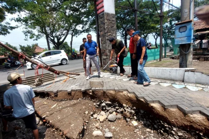 Akses Warga Terputus, Pemkab Pasuruan Kebut Perbaikan Jalan Terdampak Banjir Akses Warga Terputus, Pemkab Pasuruan Kebut Perbaikan Jalan Terdampak Banjir