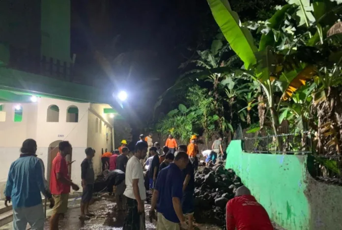 Banjir dan Longsor Terjang Prigen–Pandaan, Warga Gotong Royong Bersihkan Material dan Pulihkan Akses Jalan Banjir dan Longsor Terjang Prigen–Pandaan, Warga Gotong Royong Bersihkan Material dan Pulihkan Akses Jalan