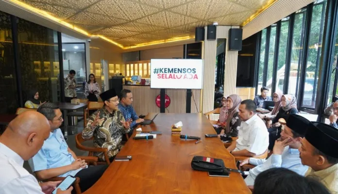 Bupati Pasuruan Temui Mensos Gus Ipul, Ajukan Penambahan Kuota PBI-JK untuk Perluas Jaminan Kesehatan Warga Bupati Pasuruan Temui Mensos Gus Ipul, Ajukan Penambahan Kuota PBI-JK untuk Perluas Jaminan Kesehatan Warga