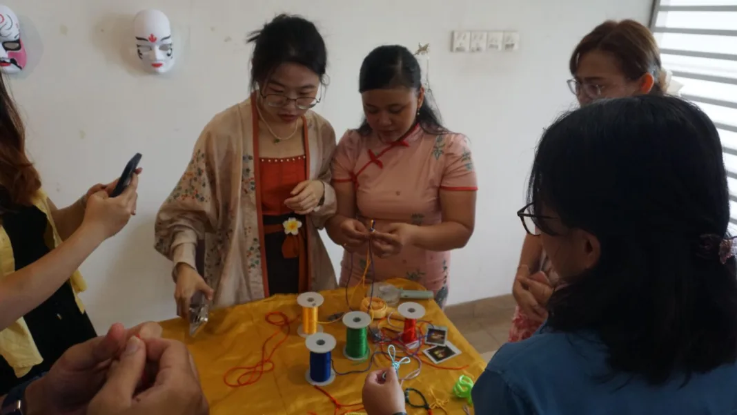 Dari melukis topeng opera hingga seni gunting kertas, mahasiswa Prodi Mandarin Ma Chung terjun langsung melestarikan warisan tradisi Tiongkok