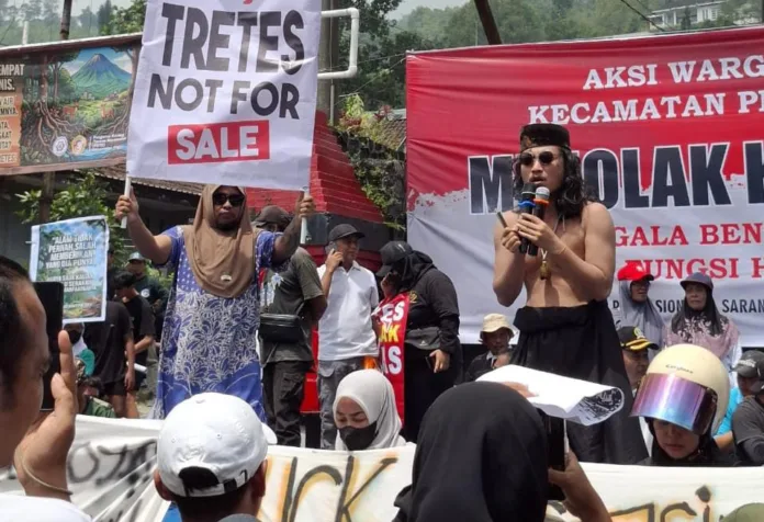 Demo Warga Prigen Tolak Pembangunan Wisata dan Real Estate di Hutan Pasuruan, Khawatir Banjir dan Longsor Demo Warga Prigen Tolak Pembangunan Wisata dan Real Estate di Hutan Pasuruan, Khawatir Banjir dan Longsor