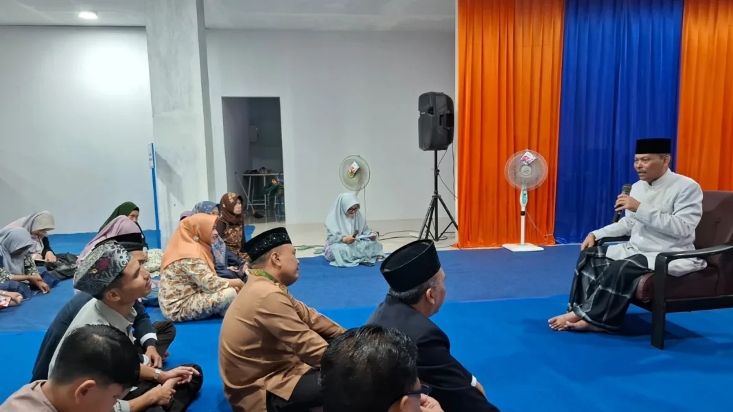 Dr. KH. M. Anas Fauzi An Nachrowi menyampaikan tausiah kepada sivitas akademika Universitas Waskita Dharma tentang golongan orang-orang mulia di sisi Allah SWT