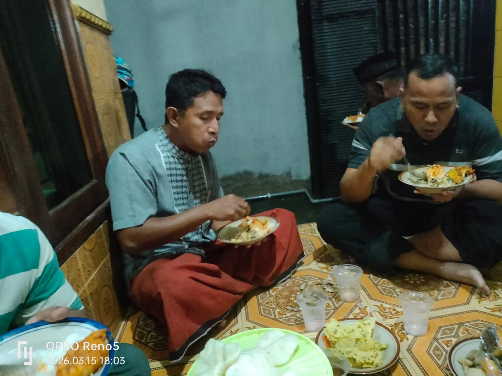 Guyub di Tengah Hujan, Warga Gang Masjid Kejapanan Tetap Kompak Gelar Buka Bersama