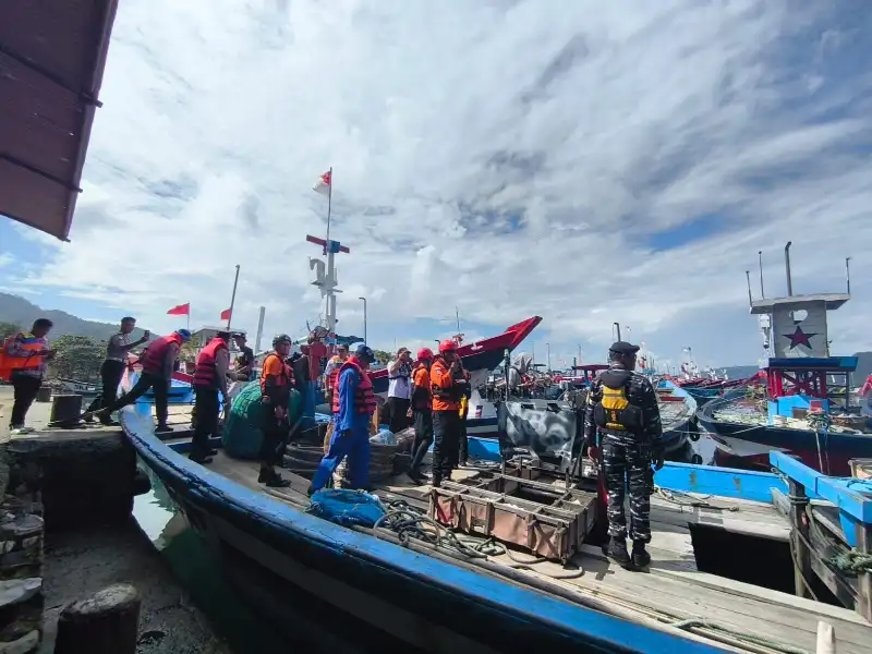 Tim SAR Gabungan Bawa Nelayan Selamat ke Pelabuhan Prigi