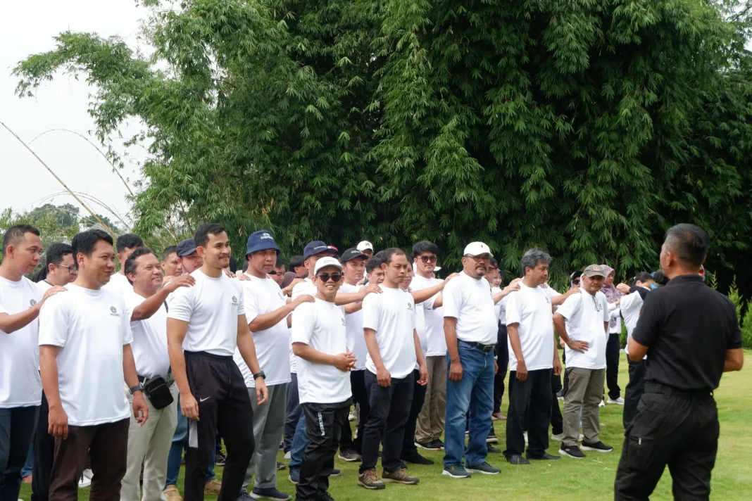 Jajaran pimpinan UNITRI bersama dosen dan sivitas akademika membangun kebersamaan dan kekompakan dalam kegiatan outbound beberapa waktu lalu