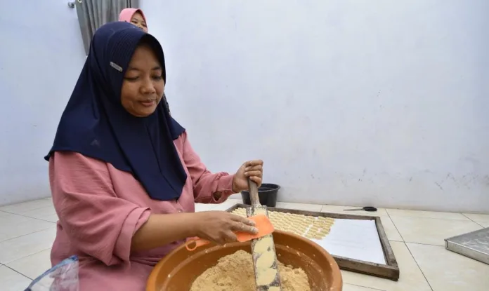 Kampung Satru Rejoso Kebanjiran Pesanan Jelang Lebaran, Produksi Tembus Ratusan Kilogram Kampung Satru Rejoso Kebanjiran Pesanan Jelang Lebaran, Produksi Tembus Ratusan Kilogram