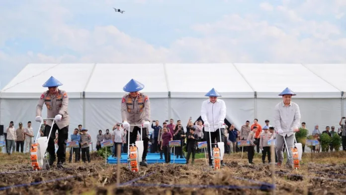 Kapolda Jatim dan Bupati Rusdi Tanam Jagung Serentak di Pasuruan, Dukung Target Swasembada Pangan Nasional Kapolda Jatim dan Bupati Rusdi Tanam Jagung Serentak di Pasuruan, Dukung Target Swasembada Pangan Nasional