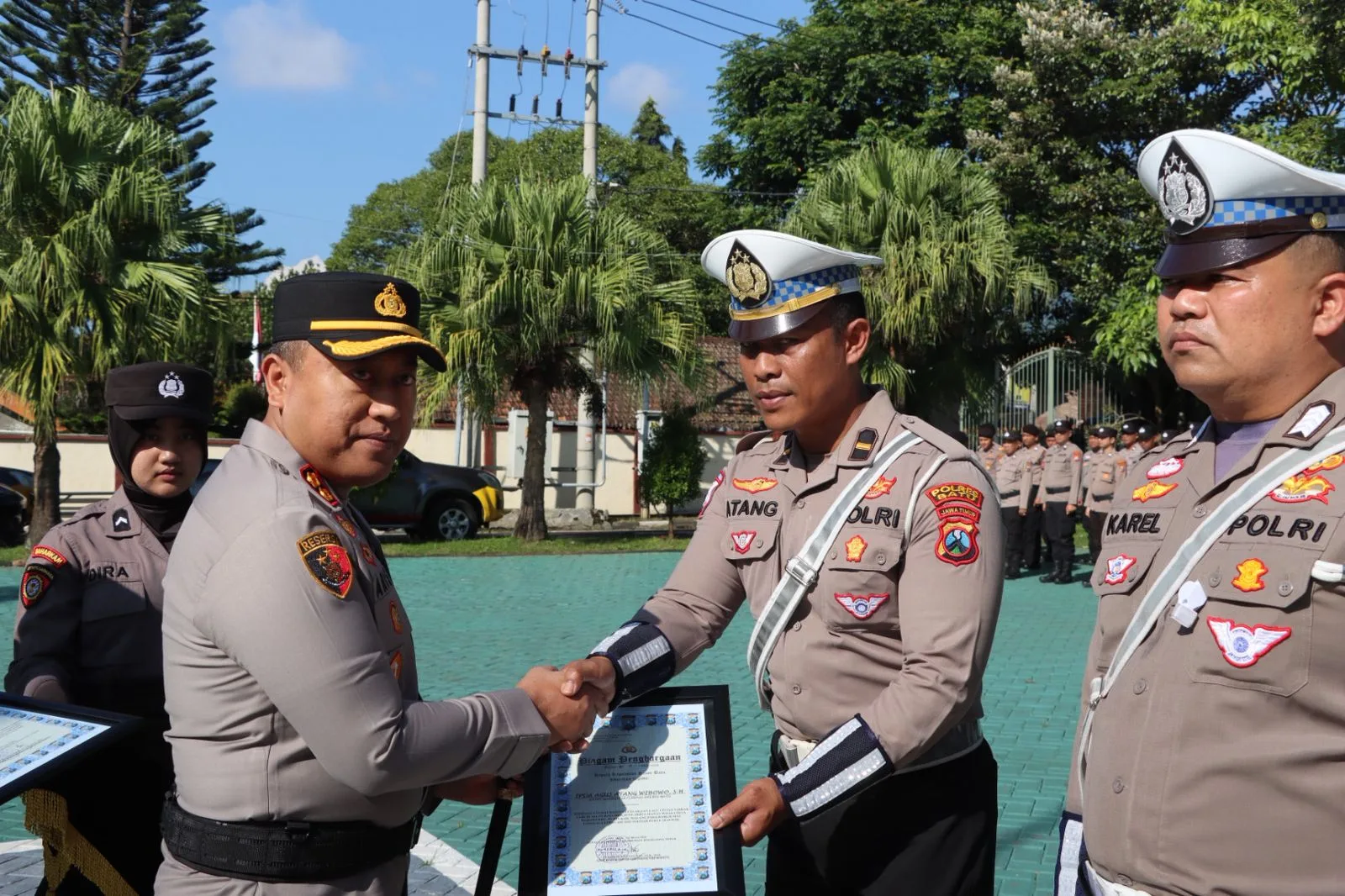 Wujud Apresiasi dan Motivasi Kinerja; Kapolres Batu Berikan Penghargaan Personel Berprestasi