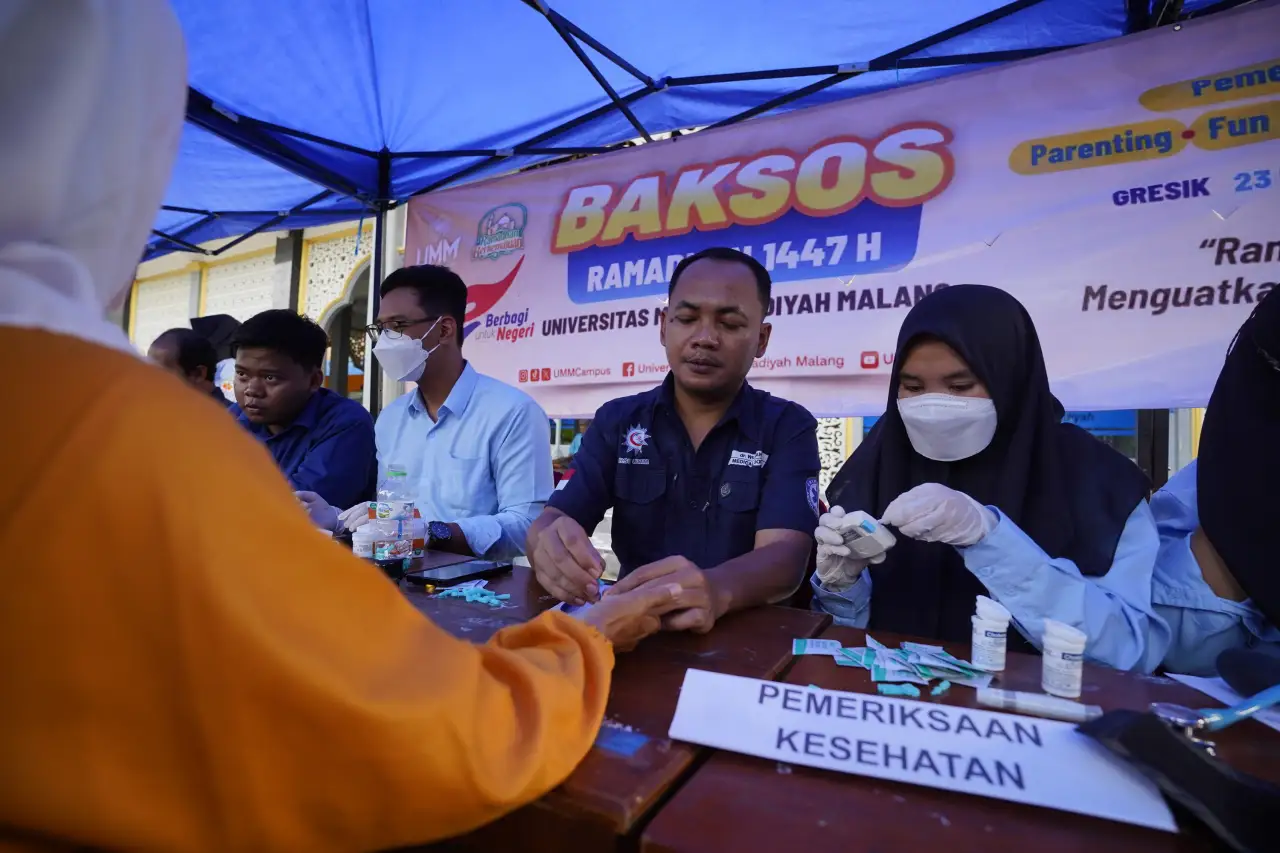 UMM Gelar Bakti Sosial di Gresik, Perkuat Literasi dan Kesehatan Warga