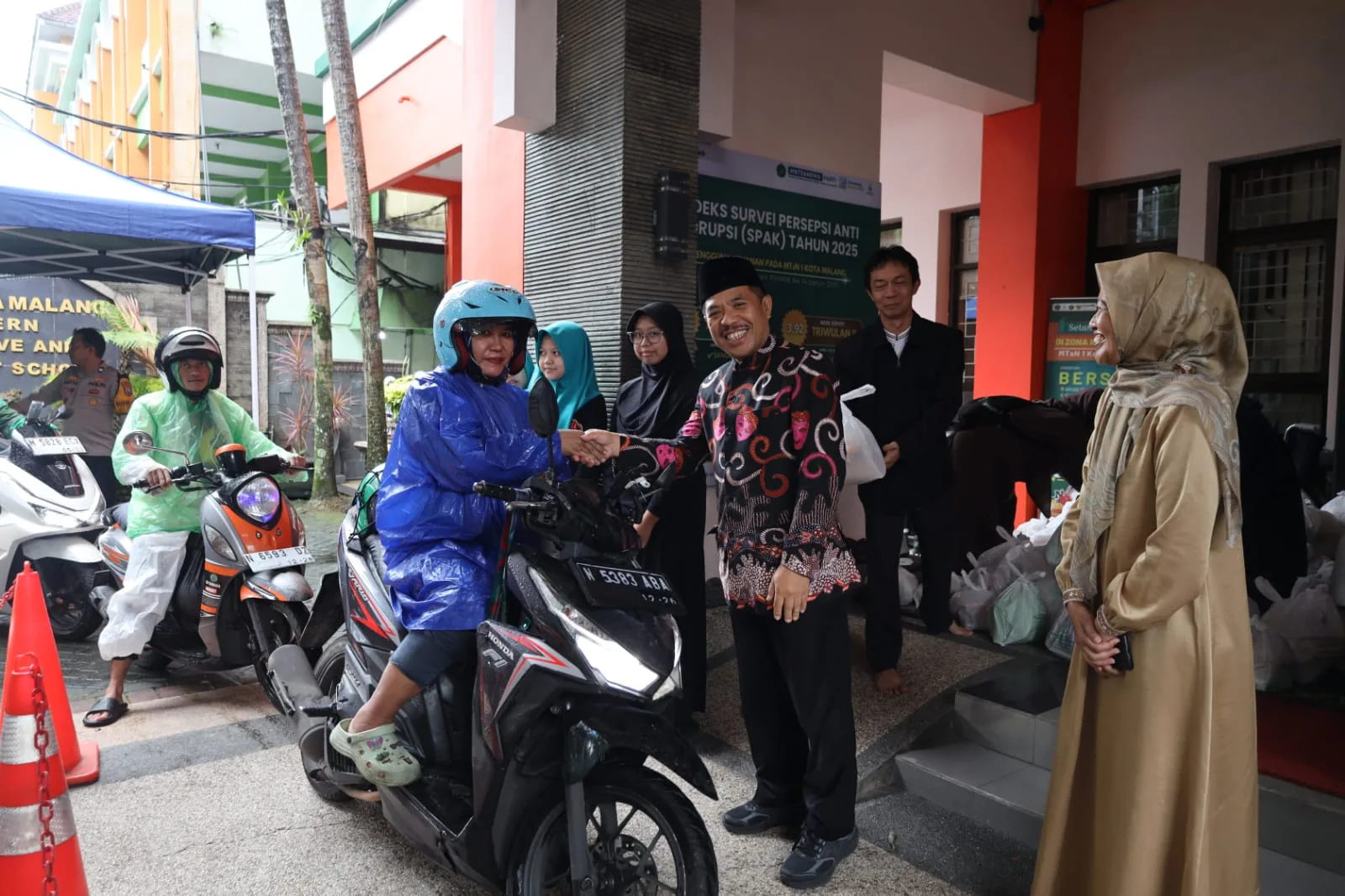 Matsanewa Berbagi: Saat Ratusan Jaket Hijau “Mengepung” Jalan Bandung