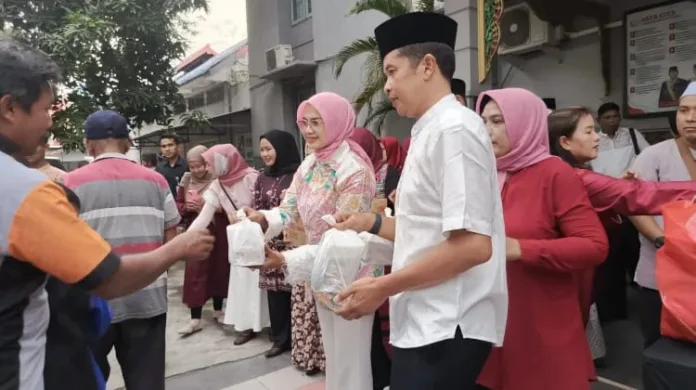 Semarak Ramadan, Lapas Pasuruan Bagikan Ratusan Takjil untuk Kaum Dhuafa Semarak Ramadan, Lapas Pasuruan Bagikan Ratusan Takjil untuk Kaum Dhuafa