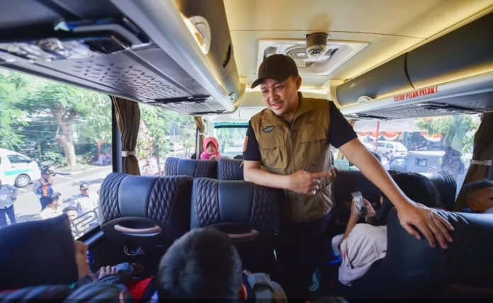 Mudik Gratis Pasuruan 2026, Bupati Rusdi Sutejo Berangkatkan Ratusan Pemudik dengan 7 Bus ke Berbagai Daerah Mudik Gratis Pasuruan 2026, Bupati Rusdi Sutejo Berangkatkan Ratusan Pemudik dengan 7 Bus ke Berbagai Daerah
