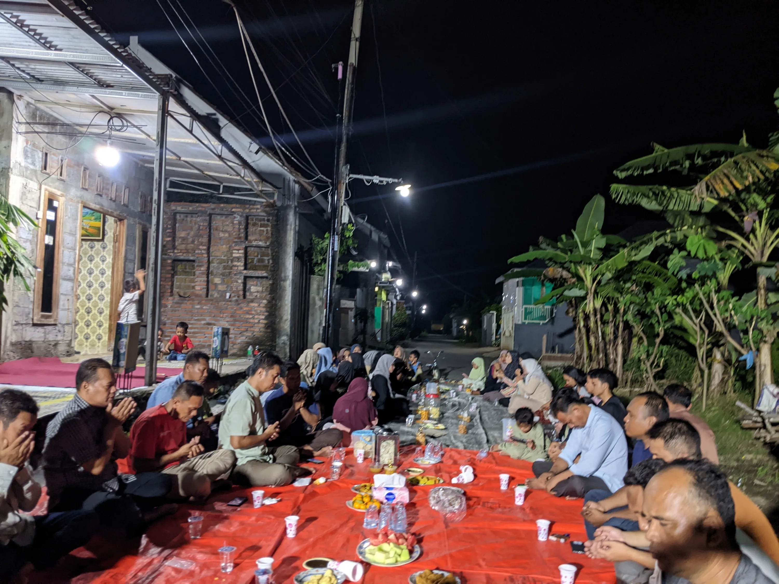 Halal Bihalal Warga Gang Masjid Kejapanan Penuh Kehangatan dan Keakraban