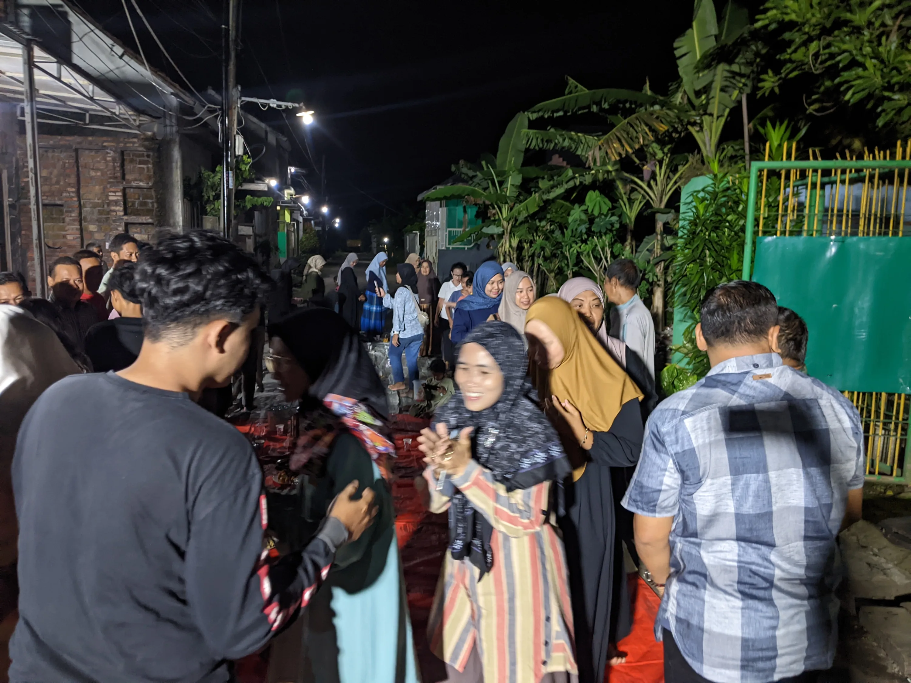 Halal Bihalal Warga Gang Masjid Kejapanan Penuh Kehangatan dan Keakraban